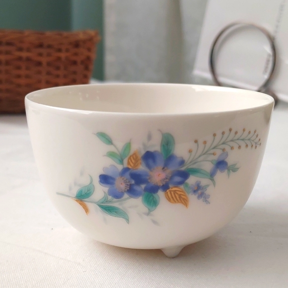 AKECHI teacup macha bowl gold leaf blue flowers crisp white Japanese catchall - Picture 2 of 16